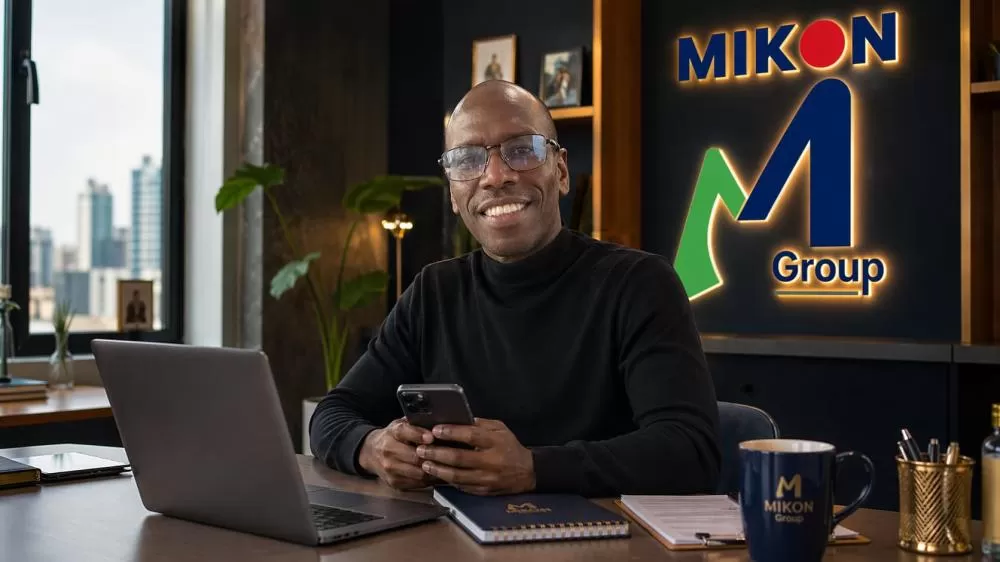 Empreendedora em ambiente corporativo representando presen&ccedil;a digital, crescimento e conex&atilde;o empresarial