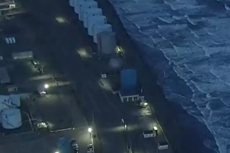 As primeiras ondas de tsunami começaram a chegar às áreas costeiras pouco antes das 17h - NHK