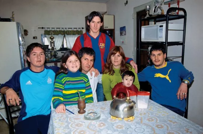 Lionel Messi posa com a família; o irmão Rodrigo, da esquerda para a direita, a irmã María Sol, o pai Jorge, a mãe Celia, o sobrinho Tomás e o irmão Matías, em sua cidade natal, Rosario, em outubro de 2003. Fotógrafo: Marcelo Boeri/El Grafico/Getty Images